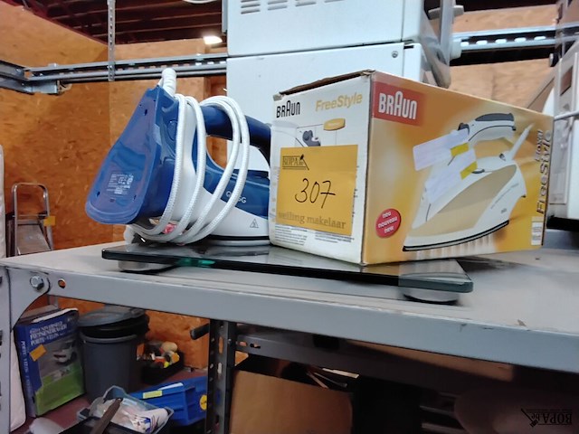 Lot 307 - huishoudartikelen 3 stuks: quigg strijkijzer, braun strijkij - afbeelding 1 van  2