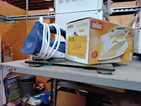 Lot 307 - huishoudartikelen 3 stuks: quigg strijkijzer, braun strijkij - afbeelding 1 van  2