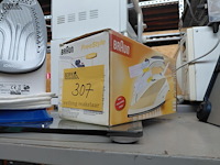 Lot 307 - huishoudartikelen 3 stuks: quigg strijkijzer, braun strijkij - afbeelding 2 van  2