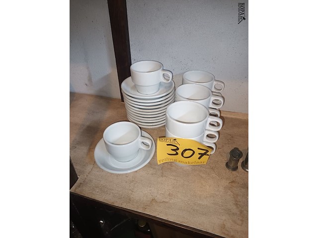 Lot 307 - koffietassen en onderbordjes - afbeelding 1 van  2