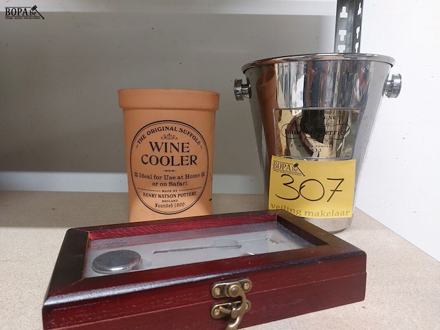 Lot 307 - wijnkoeler, champagneemmer en flessen opener set - afbeelding 1 van  3