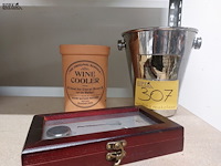 Lot 307 - wijnkoeler, champagneemmer en flessen opener set - afbeelding 1 van  3