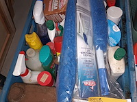 Lot 308 - poetsmateriaal en producten - afbeelding 1 van  3