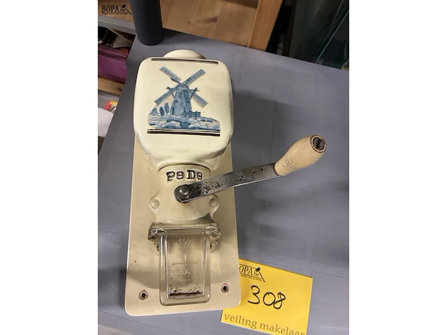 Lot 308 - retro koffiemolen pede - afbeelding 1 van  1