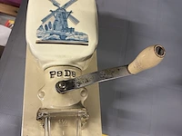 Lot 308 - retro koffiemolen pede