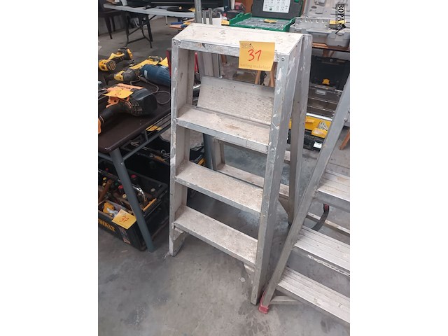 Lot 31 - aluminium dubbele trapladder - afbeelding 1 van  2