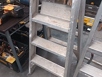 Lot 31 - aluminium dubbele trapladder - afbeelding 1 van  2