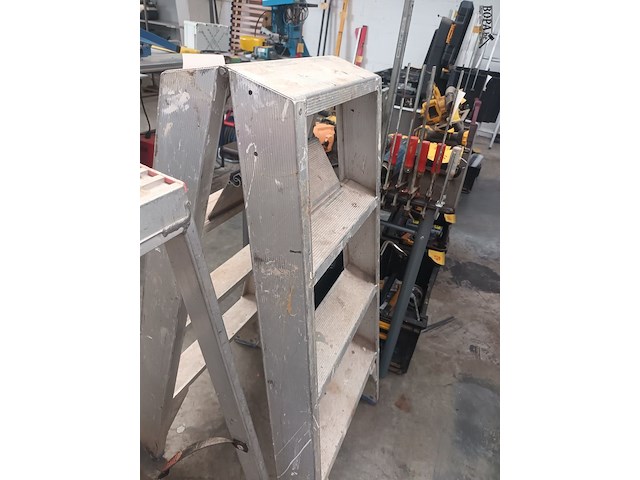 Lot 31 - aluminium dubbele trapladder - afbeelding 2 van  2