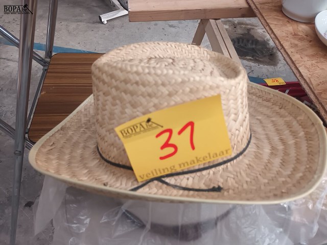 Lot 31 - hoeden en wandelstok. 3 stuks - afbeelding 3 van  5