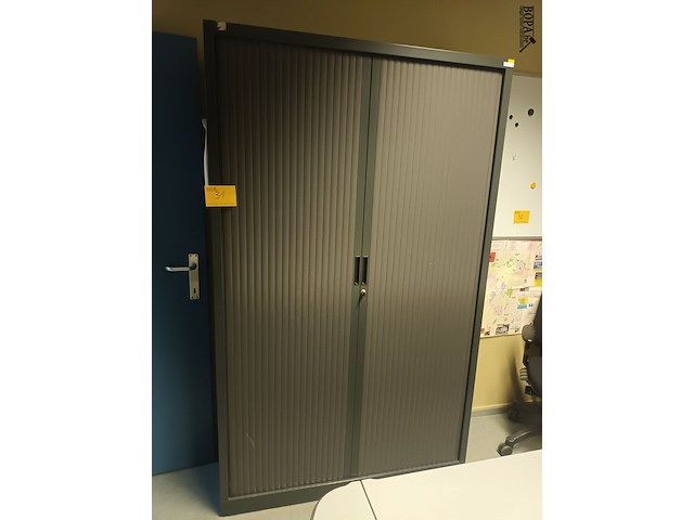 Lot 31 - hoge roldeurkast - afbeelding 1 van  2