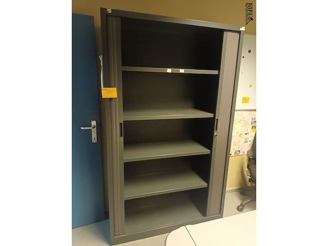 Lot 31 - hoge roldeurkast - afbeelding 2 van  2