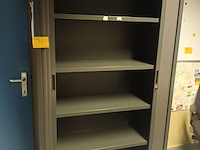 Lot 31 - hoge roldeurkast - afbeelding 2 van  2