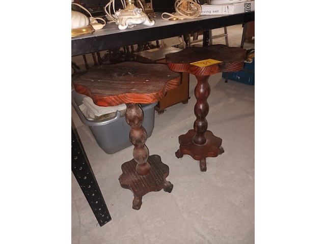 Lot 31 - houten plantentafel. 2 stuks - afbeelding 1 van  3