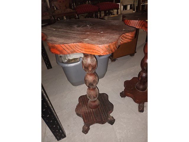 Lot 31 - houten plantentafel. 2 stuks - afbeelding 2 van  3