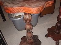 Lot 31 - houten plantentafel. 2 stuks - afbeelding 2 van  3