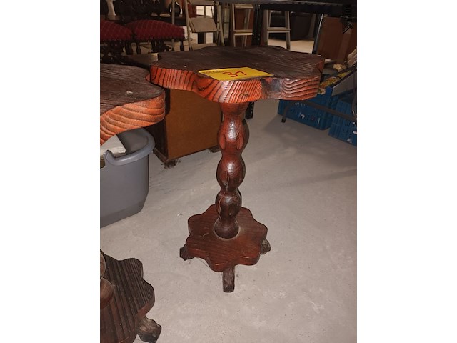 Lot 31 - houten plantentafel. 2 stuks - afbeelding 3 van  3