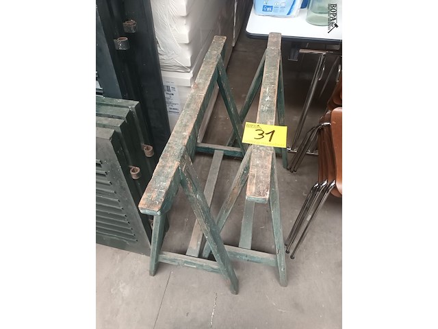 Lot 31 - houten schraag. 2 stuks - afbeelding 1 van  3