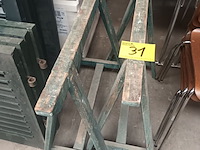 Lot 31 - houten schraag. 2 stuks - afbeelding 1 van  3