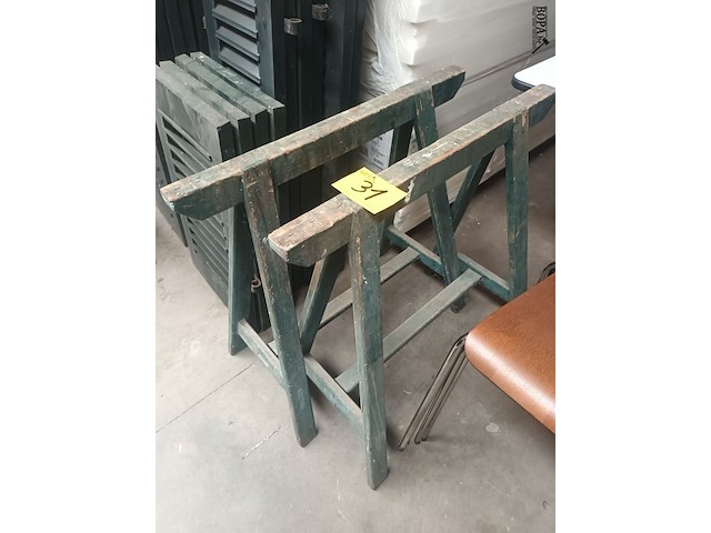Lot 31 - houten schraag. 2 stuks - afbeelding 2 van  3