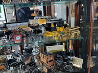 Lot 31 - inhoud vitrinekast - afbeelding 1 van  10
