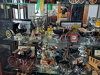Lot 31 - inhoud vitrinekast - afbeelding 3 van  10