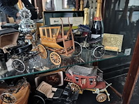 Lot 31 - inhoud vitrinekast - afbeelding 6 van  10