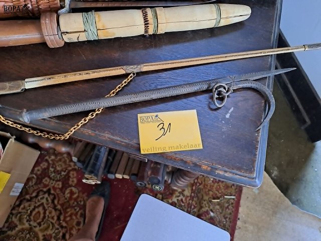 Lot 31 - lot antieke zuidoost-aziatische steekwapens, incl olifantenh - afbeelding 1 van  1