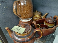 Lot 31 - lot bruin aardewerk: theepotten, suikerpot, tas - afbeelding 1 van  1