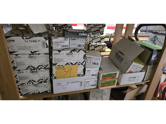 Lot 31 - niko schakelaars,afdekplaatjes…. - afbeelding 1 van  5