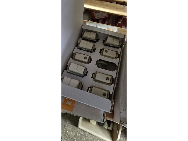 Lot 31 - niko schakelaars,afdekplaatjes…. - afbeelding 3 van  5