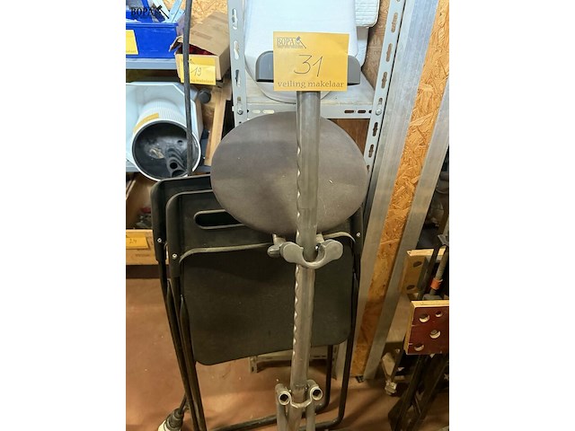 Lot 31 - plooistoelen en 1 hoog model 1m verstelbaar - afbeelding 1 van  3