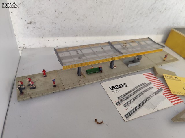 Lot 31 - treinplatformpakket faller - afbeelding 2 van  8