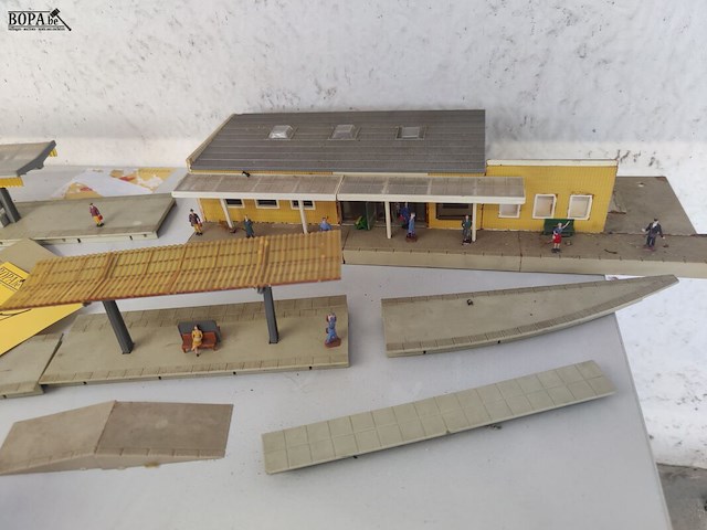 Lot 31 - treinplatformpakket faller - afbeelding 3 van  8