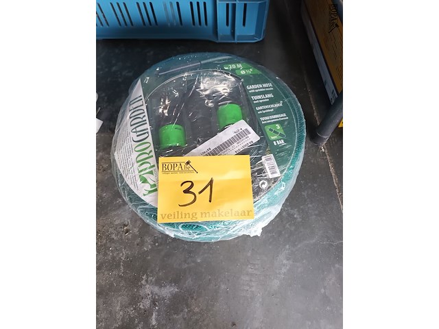 Lot 31 - tuinslang met sproeier - afbeelding 1 van  3