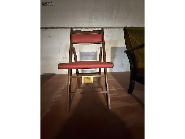 Lot 31 - vintage klapstoel rode skai zitting - afbeelding 1 van  3