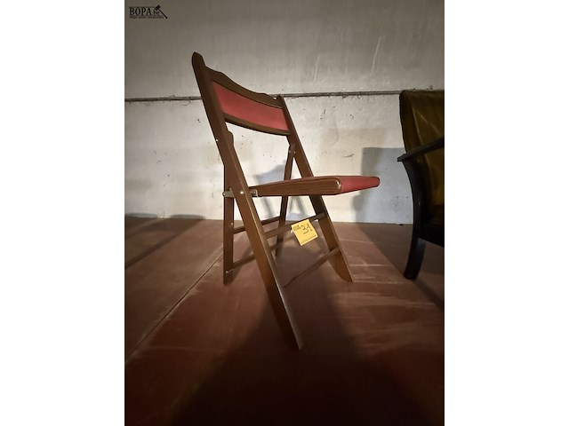 Lot 31 - vintage klapstoel rode skai zitting - afbeelding 2 van  3