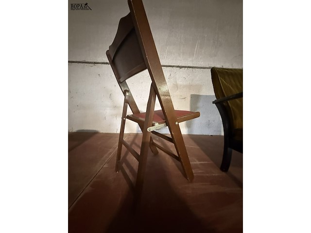 Lot 31 - vintage klapstoel rode skai zitting - afbeelding 3 van  3