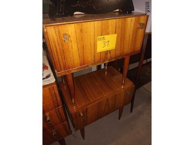 Lot 31 - vintage nachtkastjes. 2 stuks - afbeelding 1 van  3