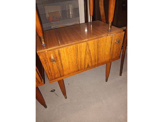 Lot 31 - vintage nachtkastjes. 2 stuks - afbeelding 2 van  3