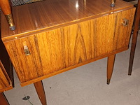 Lot 31 - vintage nachtkastjes. 2 stuks - afbeelding 2 van  3