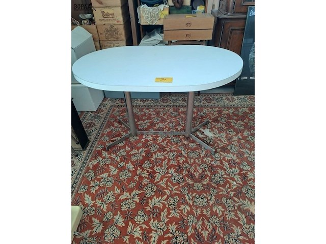 Lot 31 - vintage witte keukentafel met metalen onderstel -scanidnavis - afbeelding 1 van  3