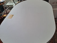 Lot 31 - vintage witte keukentafel met metalen onderstel -scanidnavis - afbeelding 2 van  3