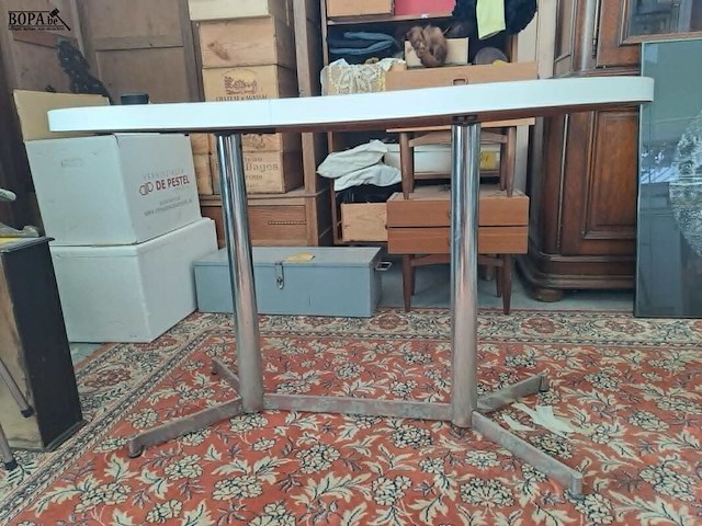 Lot 31 - vintage witte keukentafel met metalen onderstel -scanidnavis - afbeelding 3 van  3