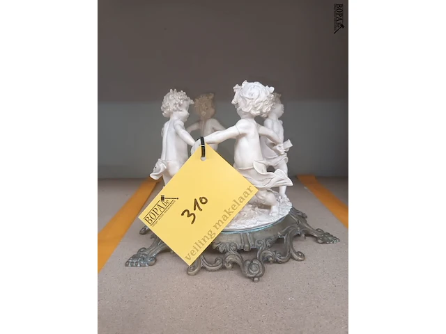Lot 310 - beeldengroep op bronsvoet - afbeelding 1 van  5