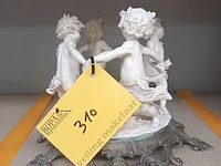 Lot 310 - beeldengroep op bronsvoet