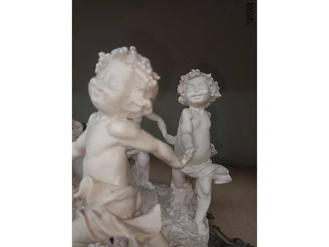 Lot 310 - beeldengroep op bronsvoet - afbeelding 4 van  5