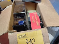 Lot 310 - miniatuur auto's oxford busworld 2007 kortrijk' in verpakkin - afbeelding 1 van  2