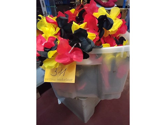 Lot 311 - box verkleedkledij thema belgië - afbeelding 1 van  2