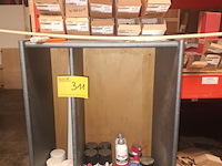 Lot 311 - kastje met inhoud - afbeelding 4 van  4