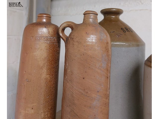 Lot 311 - vintage aardewerk kruiken, 5 stuks - afbeelding 2 van  3